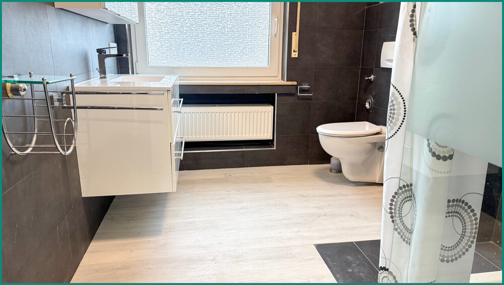 Modernes Badezimmer mit...