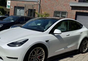 Tesla Model Y 16.000 km 46.999 &euro; Solingen 42651