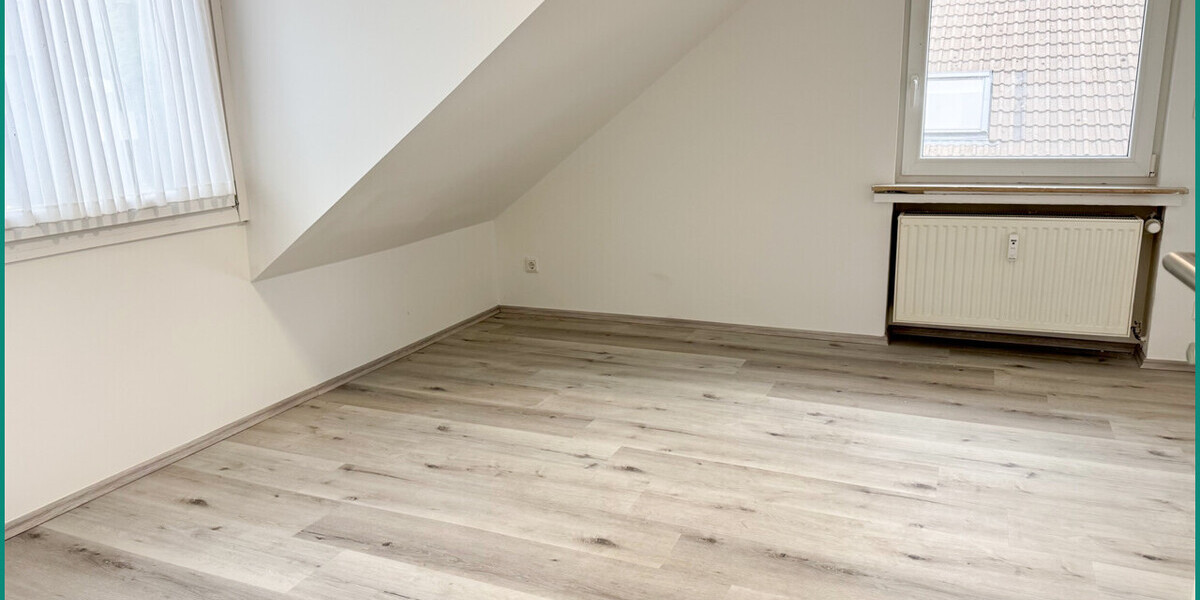 Gemütliches Kinderzimmer mit neuem Laminatboden und Speicherzugang