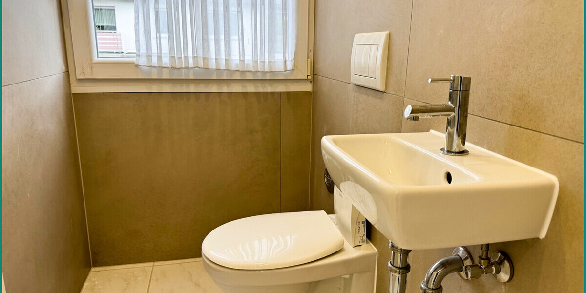 Modernes Gäste-WC mit Fenster